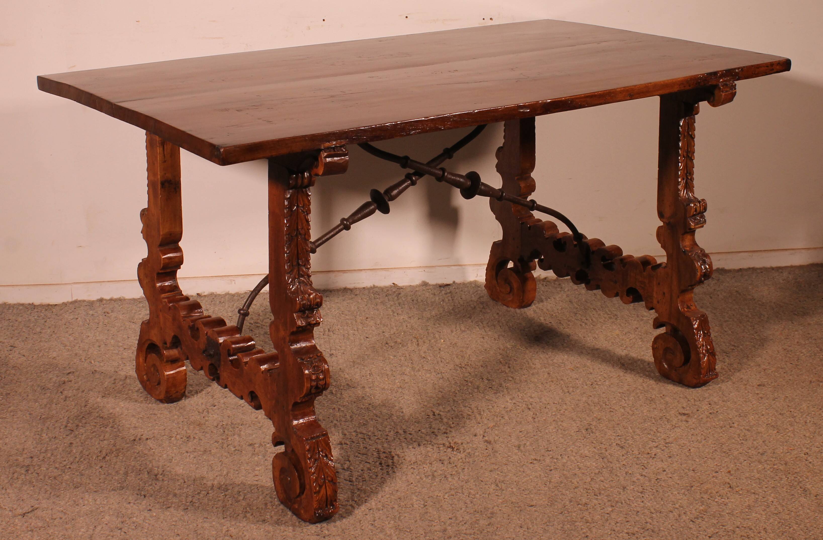 Spanish Renaissance Table In Blond Walnut - 17th Century