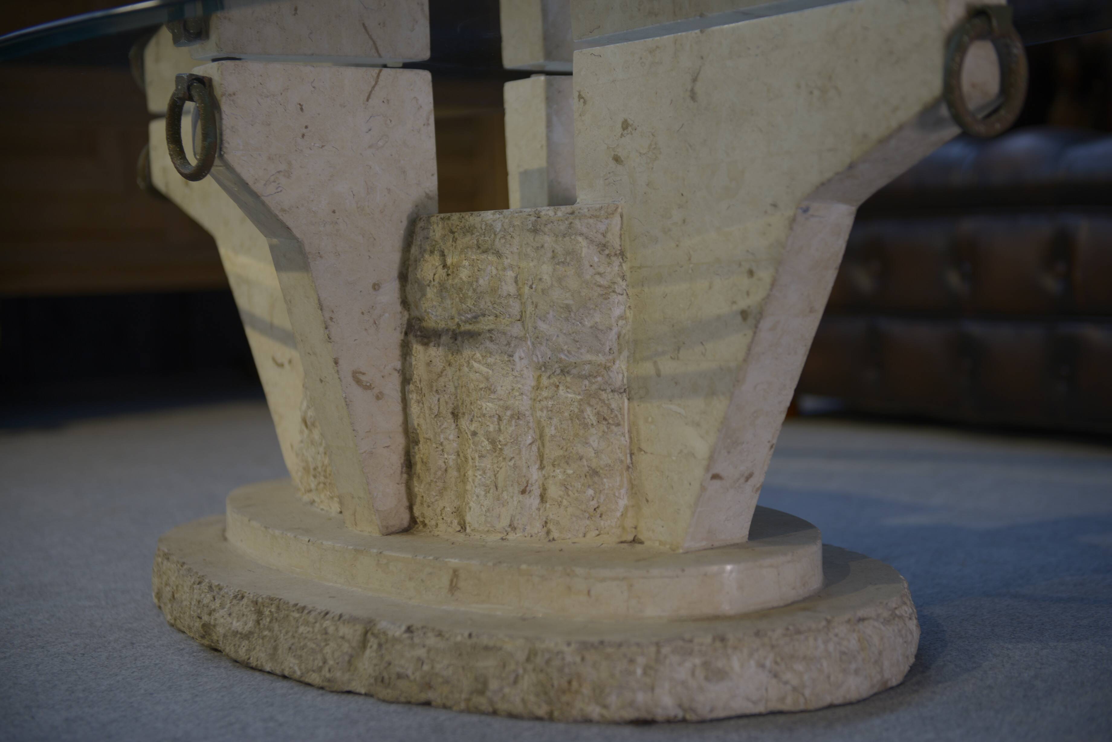 Table basse ovale en résine imitant le travertin, 1970