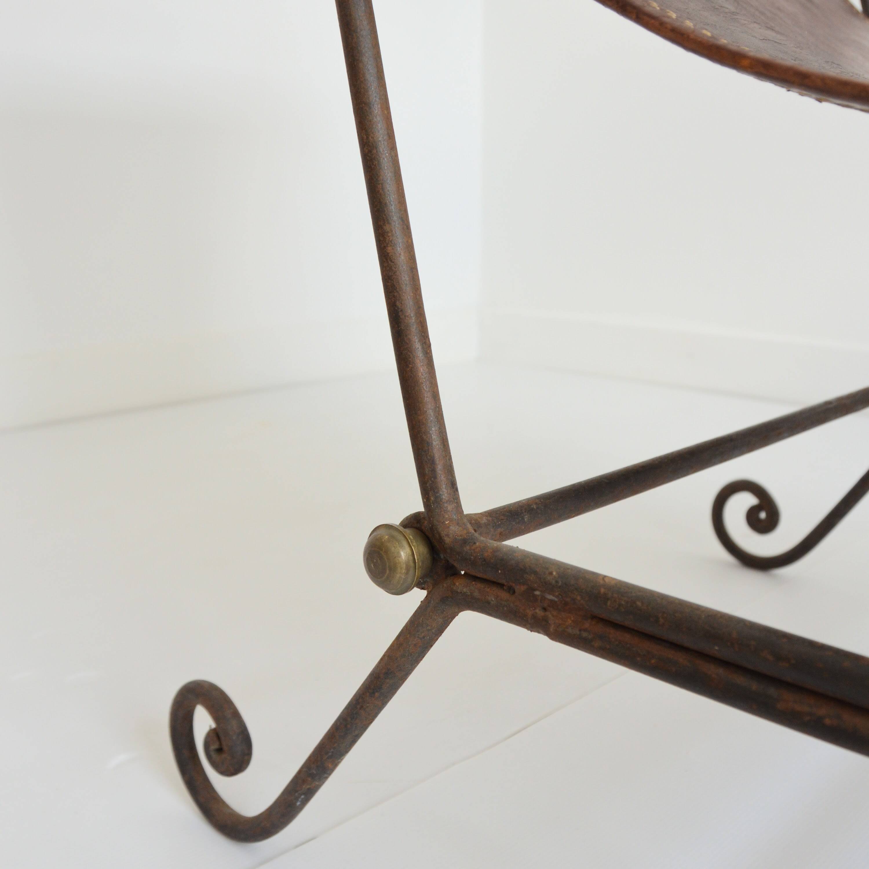 Paire de fauteuils en fer forgé et cuir vintage