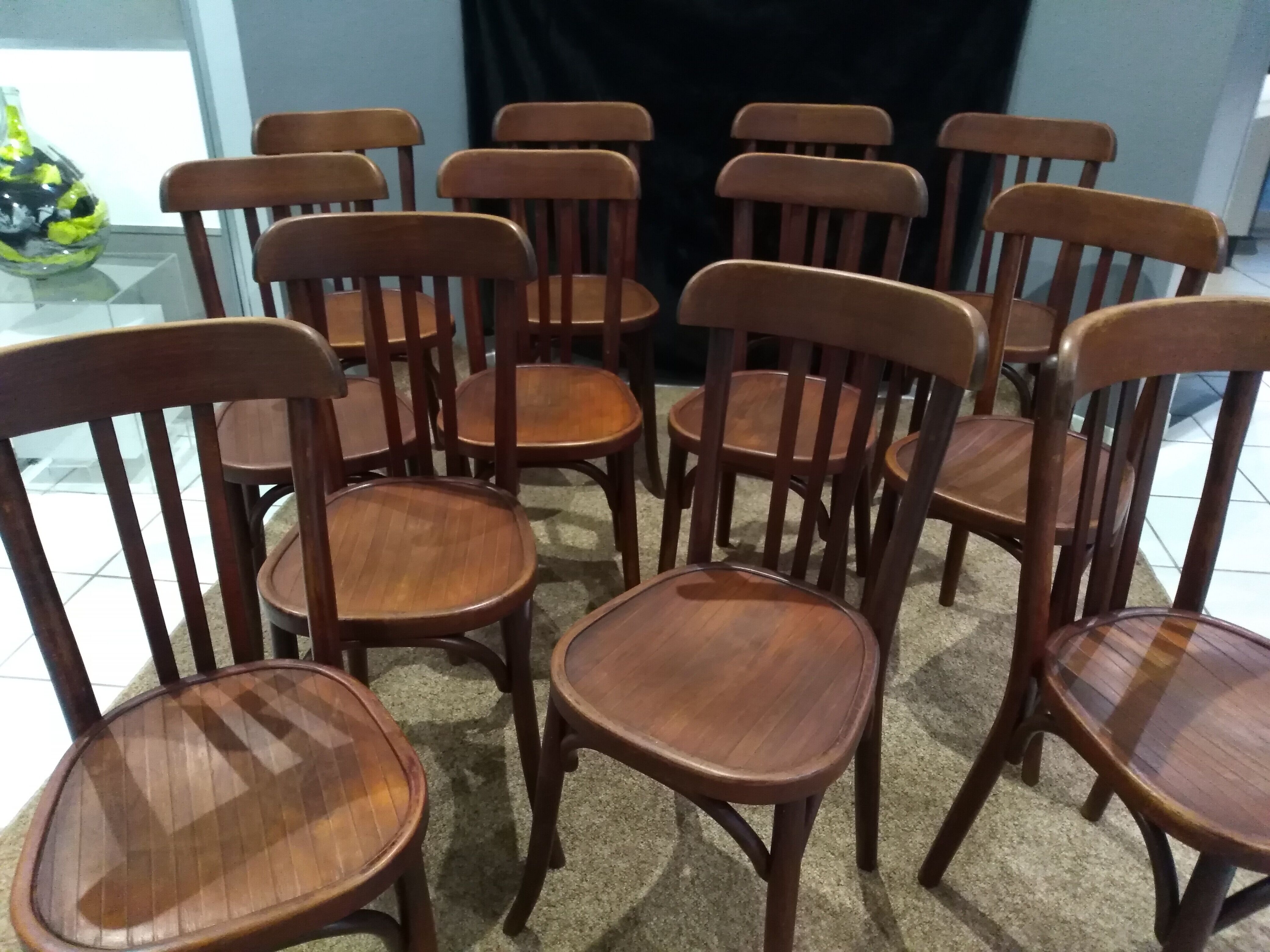 Suite  de 12 chaises de bistrot Baumann 1920