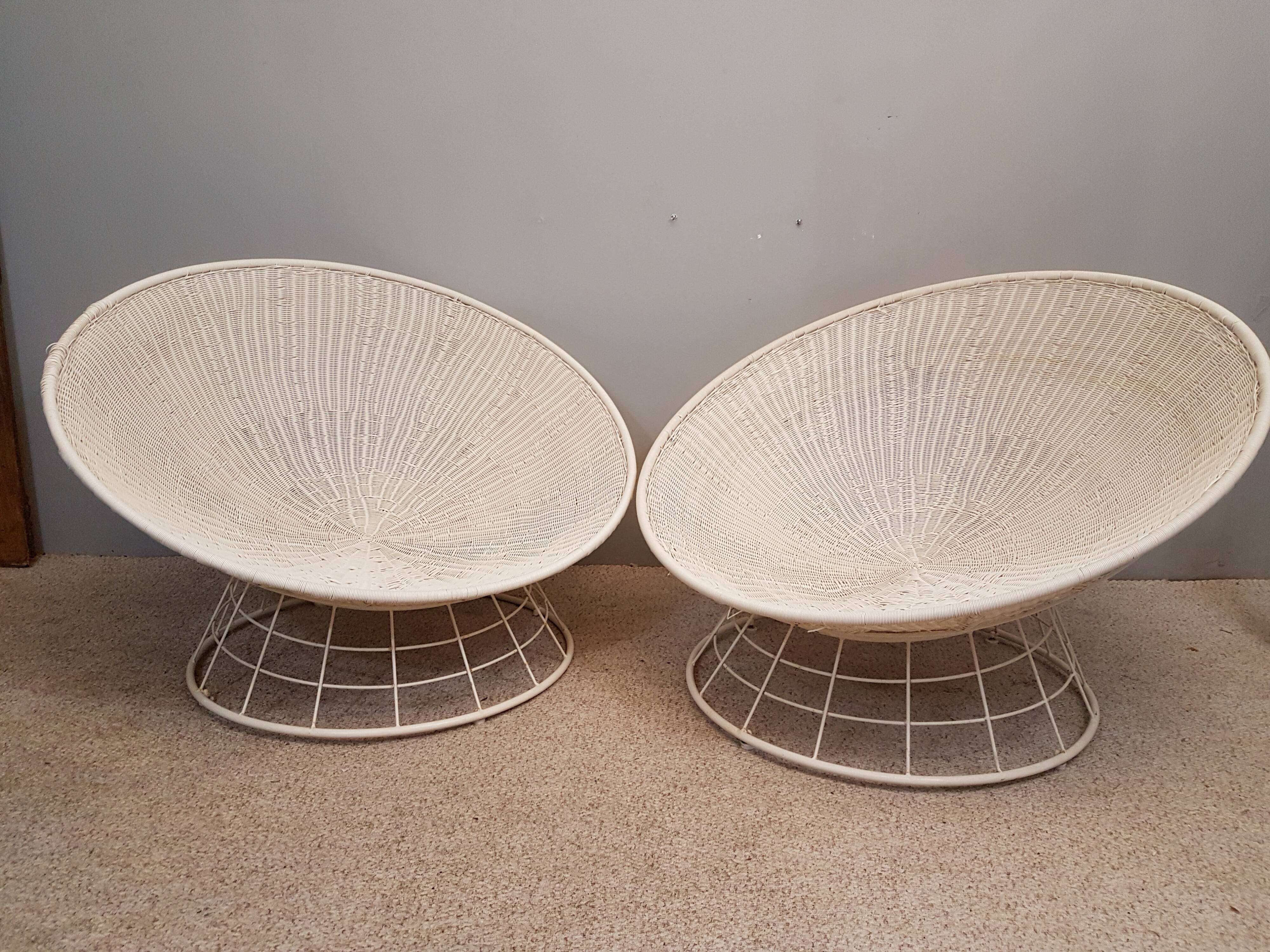 Paire de fauteuils corbeille scoubidou