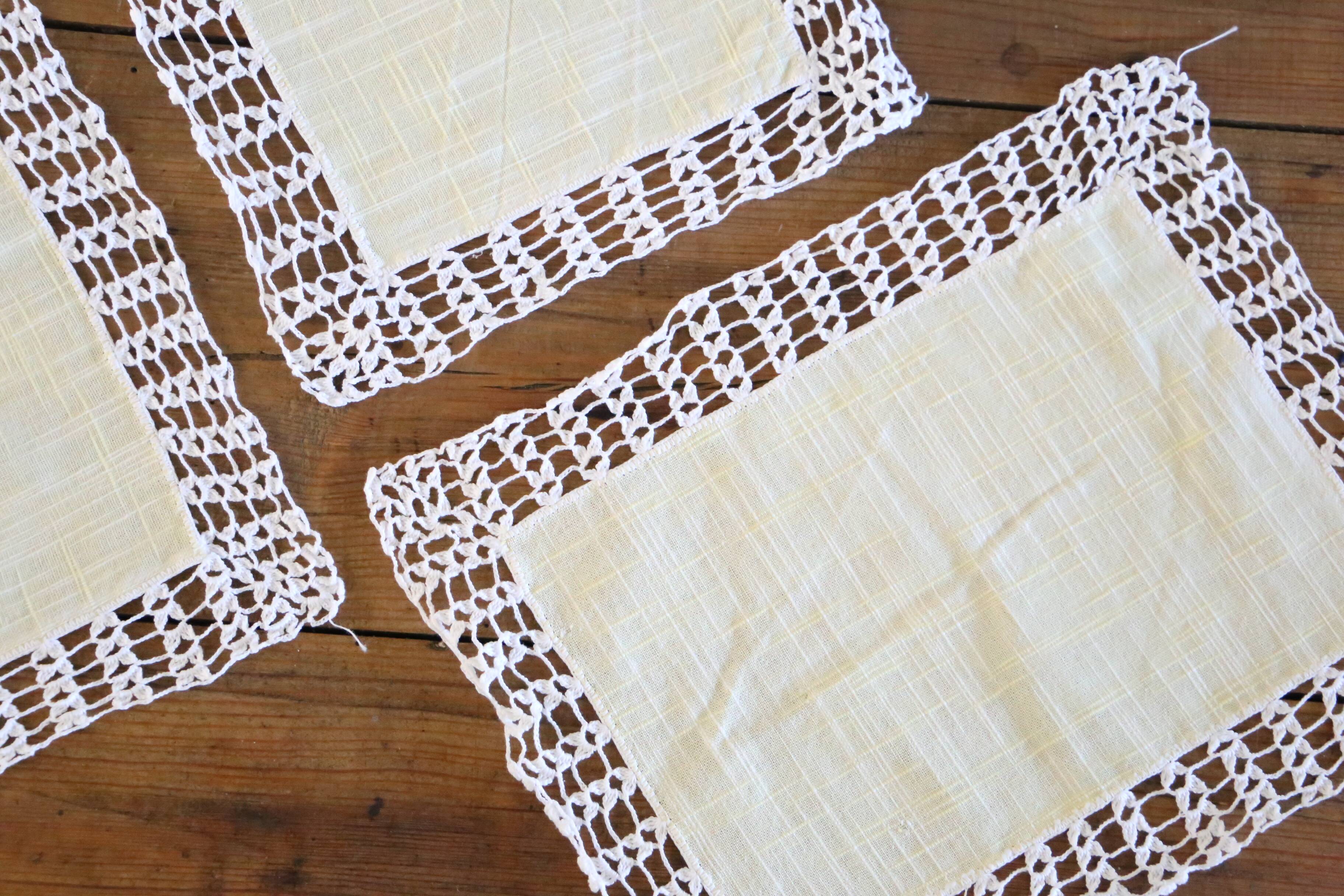Trio de napperons rectangulaires en coton jaune pâle et broderies crochet