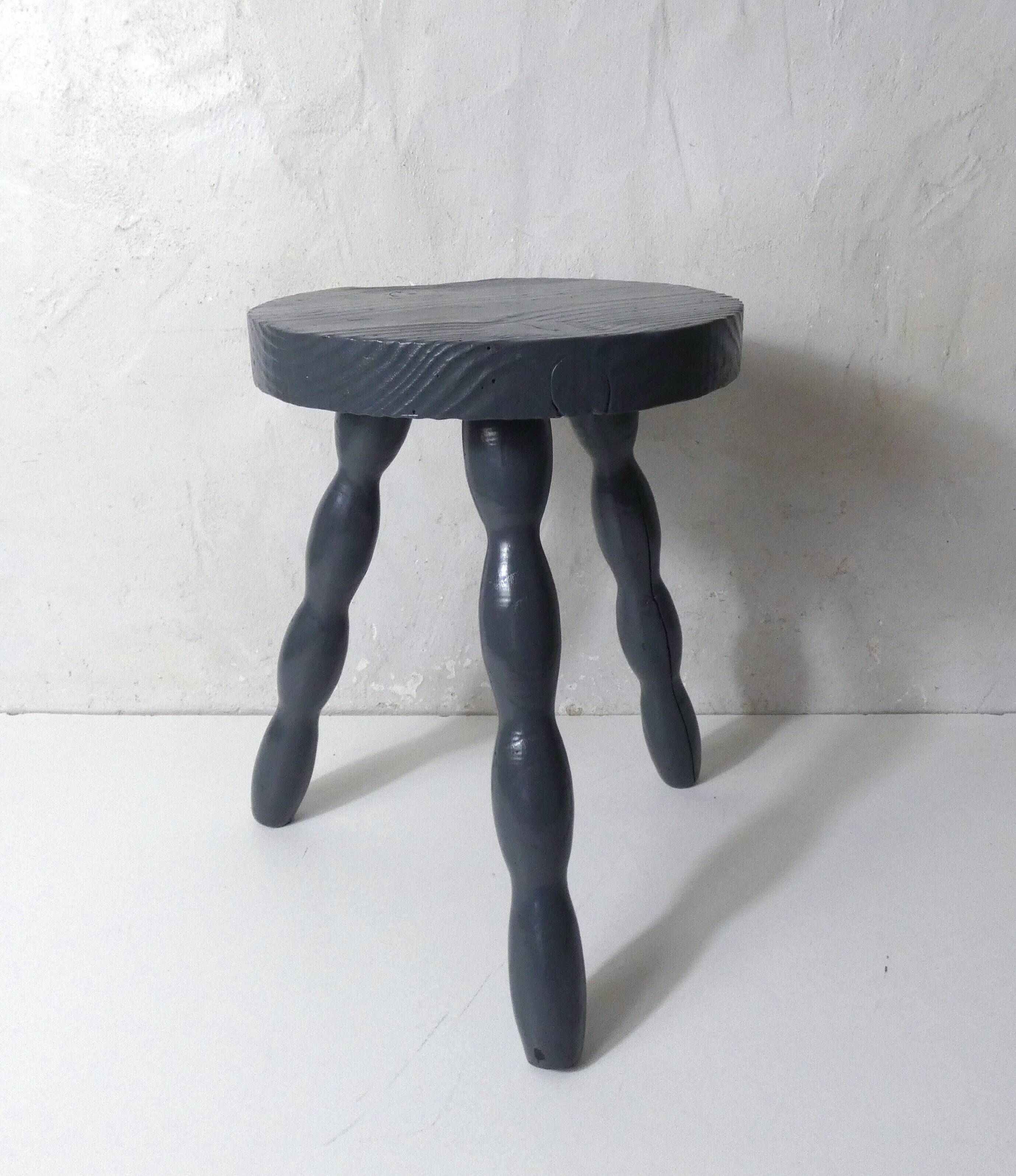 ancien tabouret tripode en chêne massif