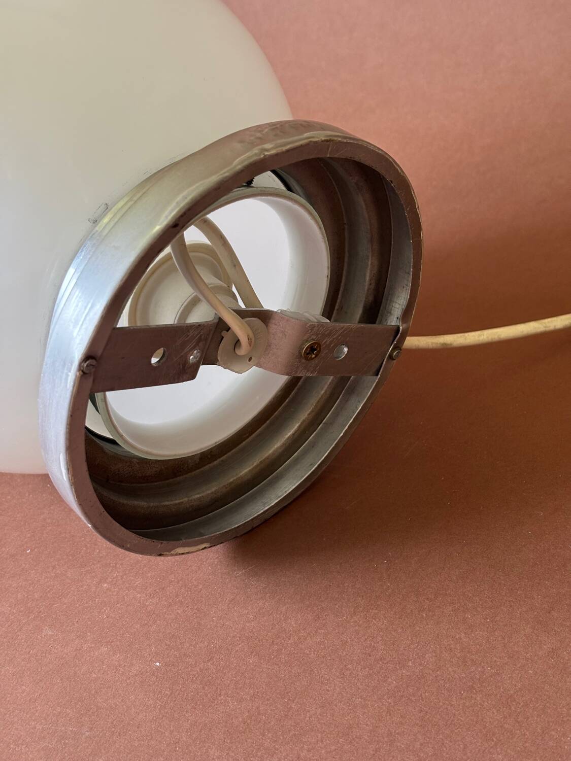 Lampe globe en opaline et aluminium, 1950