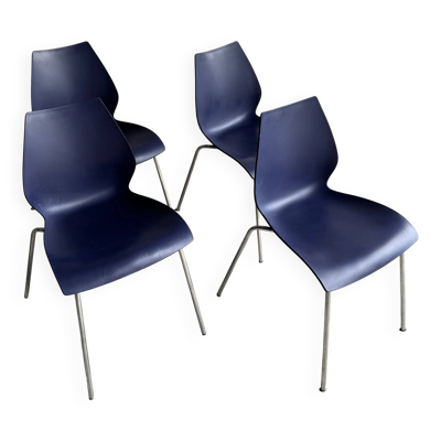 Ensemble de 4 chaises Kartell Maui — Sièges en polypropylène bleu marine, pieds en chrome, par Vico Magistretti