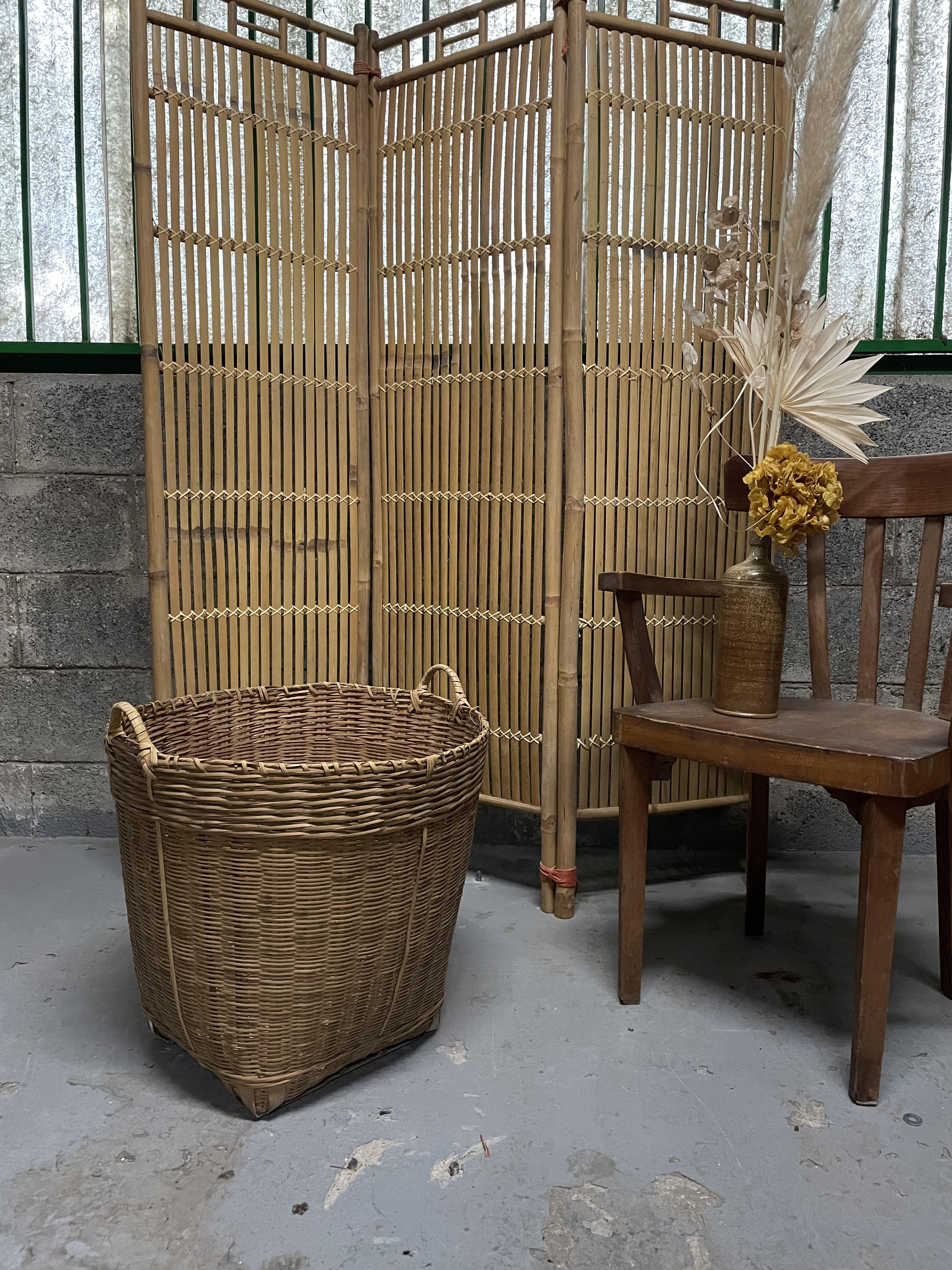 Vintage wicker panière