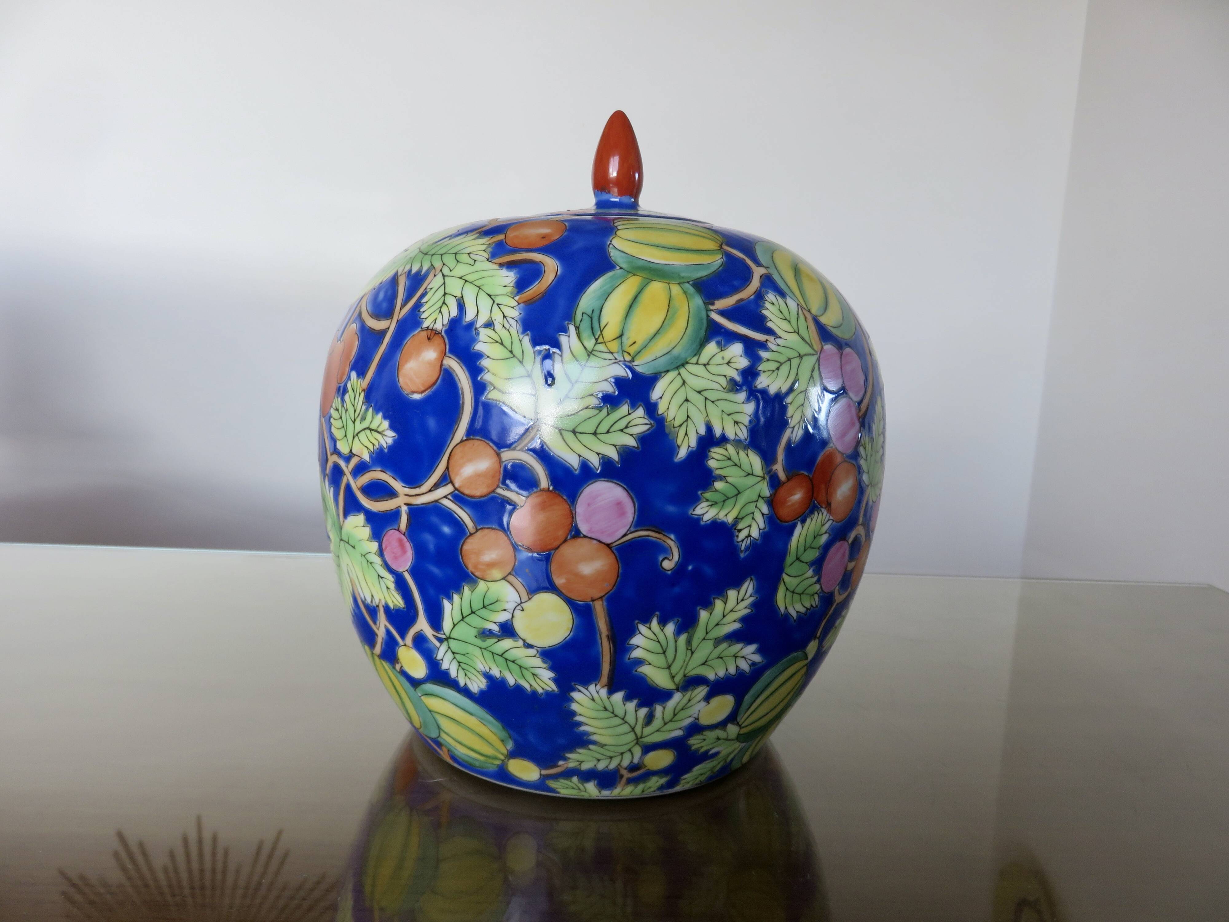 Large Chinese ginger jar in porcelain from the early 20th century.
