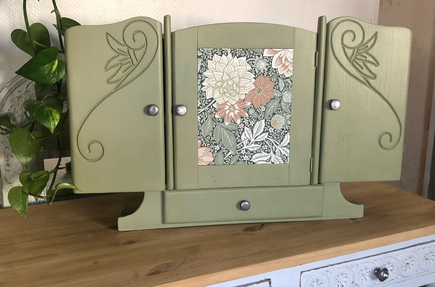 Medicine cabinet / jewelry box