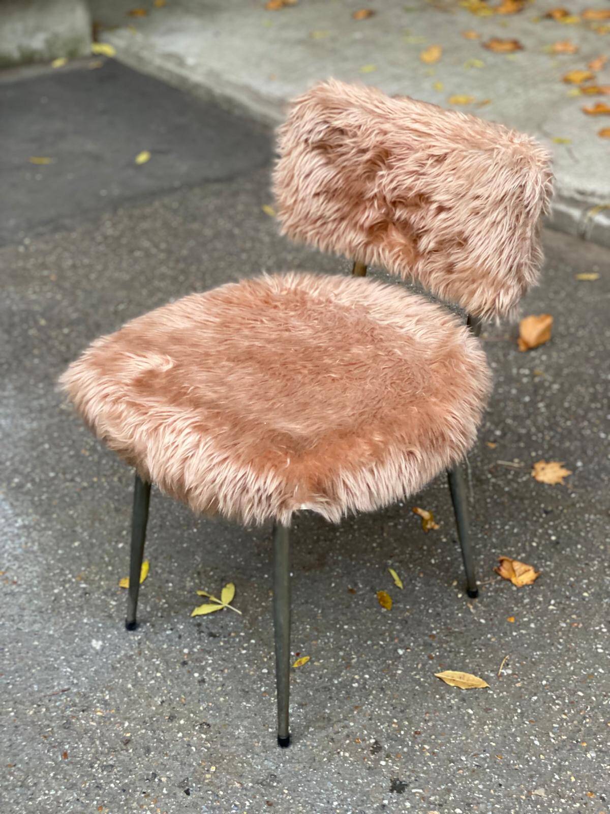 Chaise moumoute poilue beige rosé