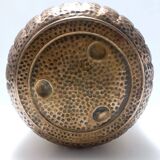 Cache-pot / vase rond en cuivre gaufré dans le style d'Egidio Casagrande