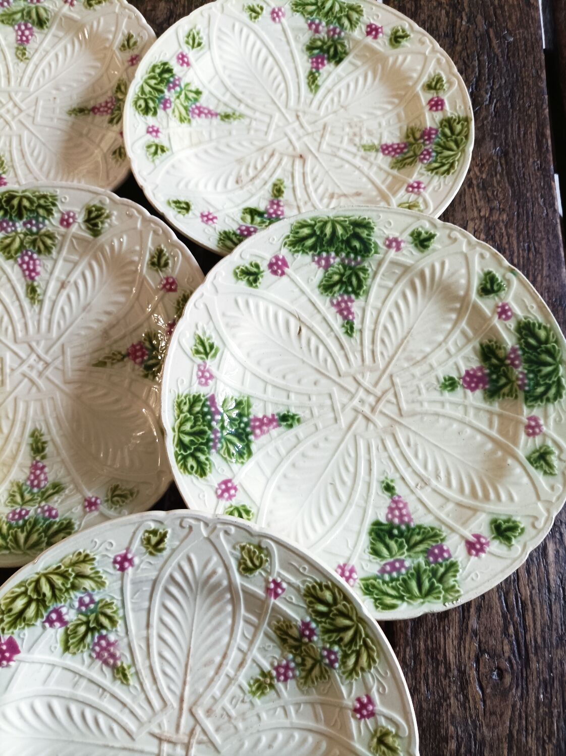 11 dessert plates in slip decorated with grapes Les salins