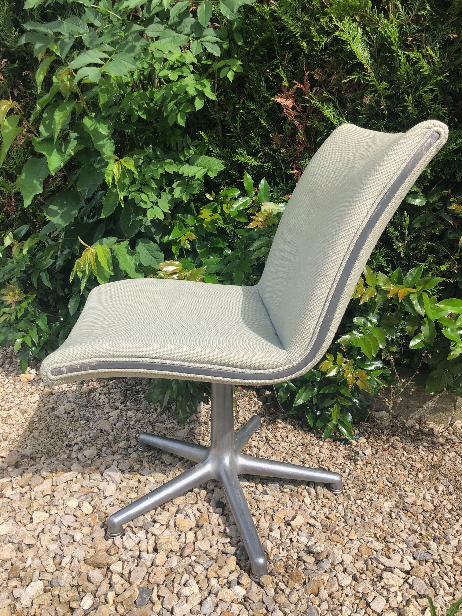 Artifort swivel armchair