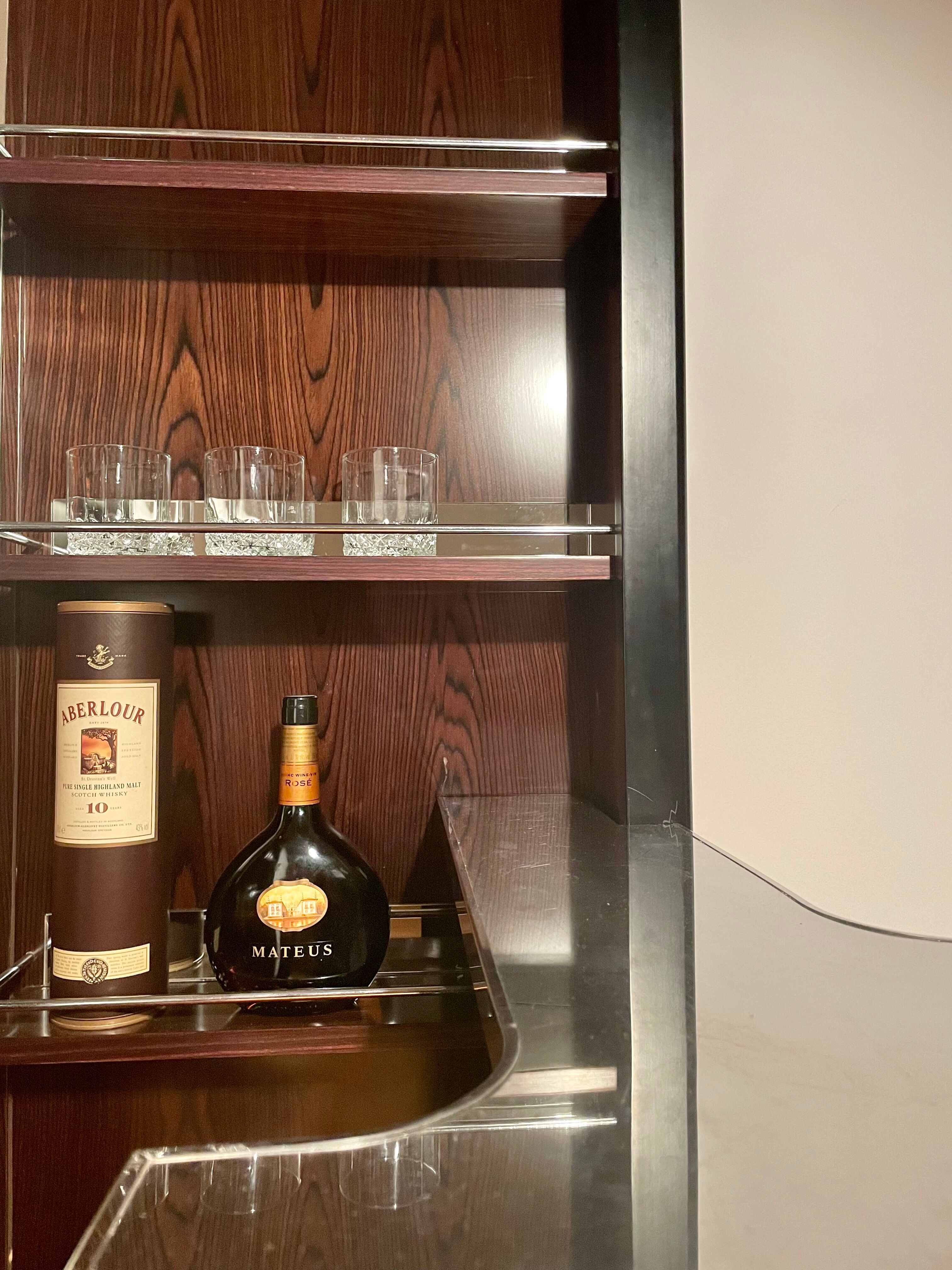 Bar art deco/cruise ship style staff