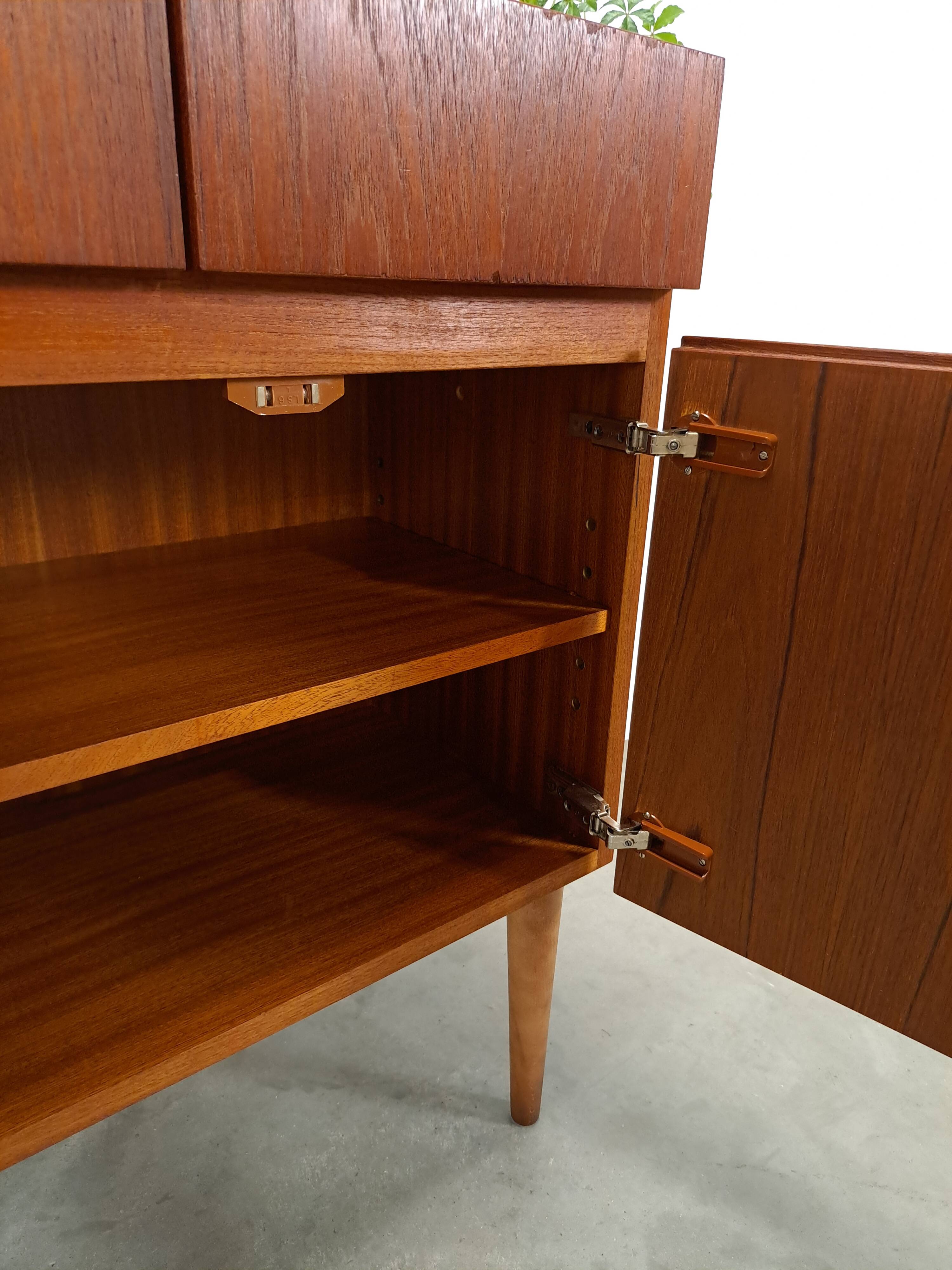 Teak fineer kastje met lades, nr. 2