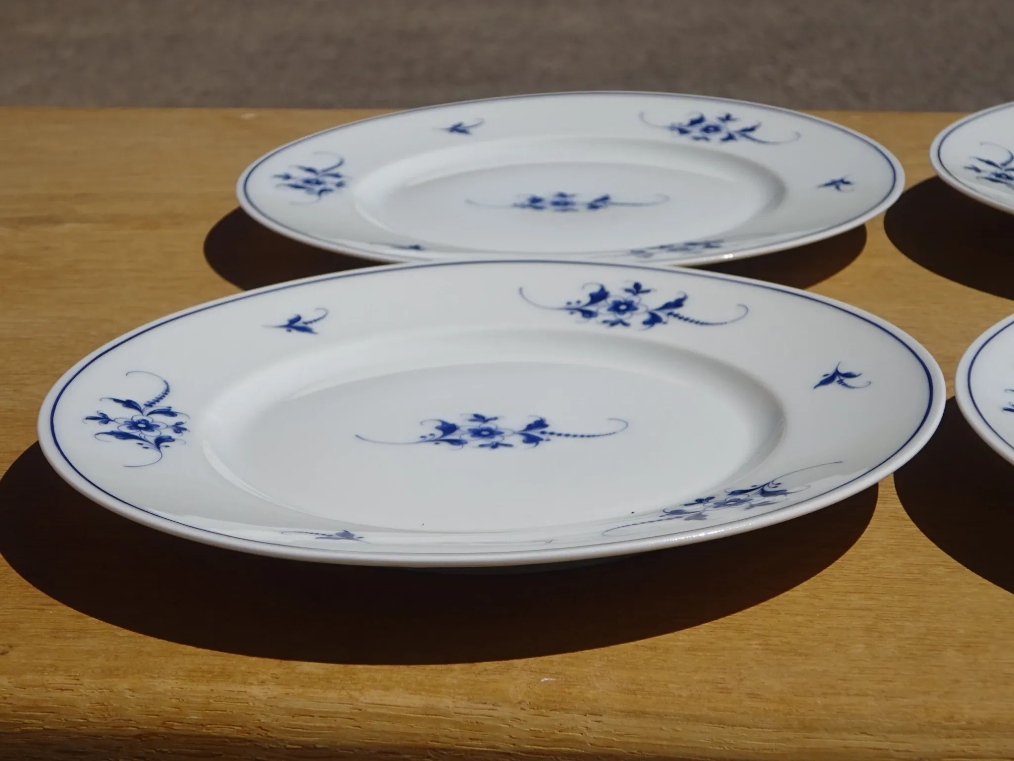 Fine Limoges porcelain dessert service: dish and 12 plates.