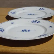 Fine Limoges porcelain dessert service: dish and 12 plates.