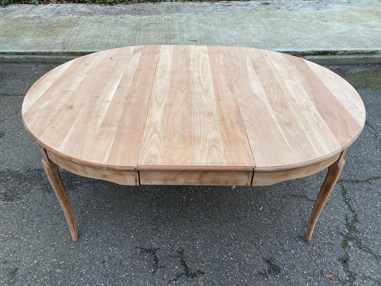 Renovated round dining table in solid wood, Louis XV style from the 19th century.