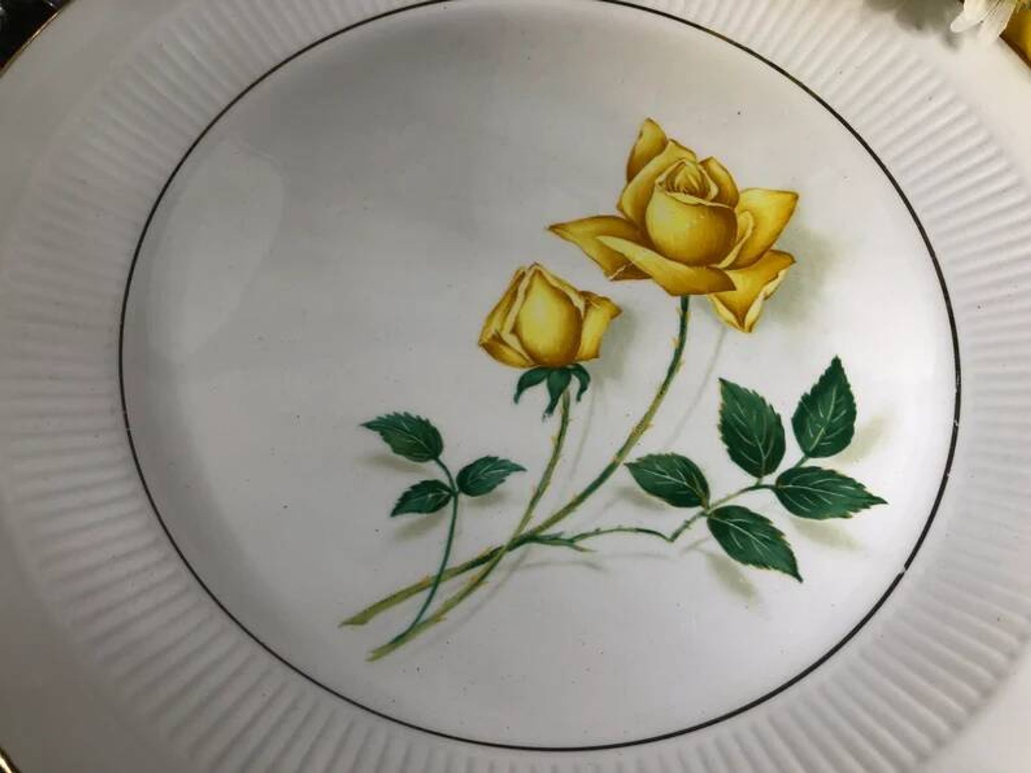 6 white flat plates pink yellow Moulin des Loups Orchies