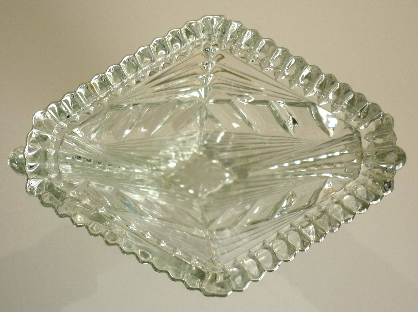 Vase losange art déco, cristal de bohême marqué "Tchécoslovaquie", décor géométrique