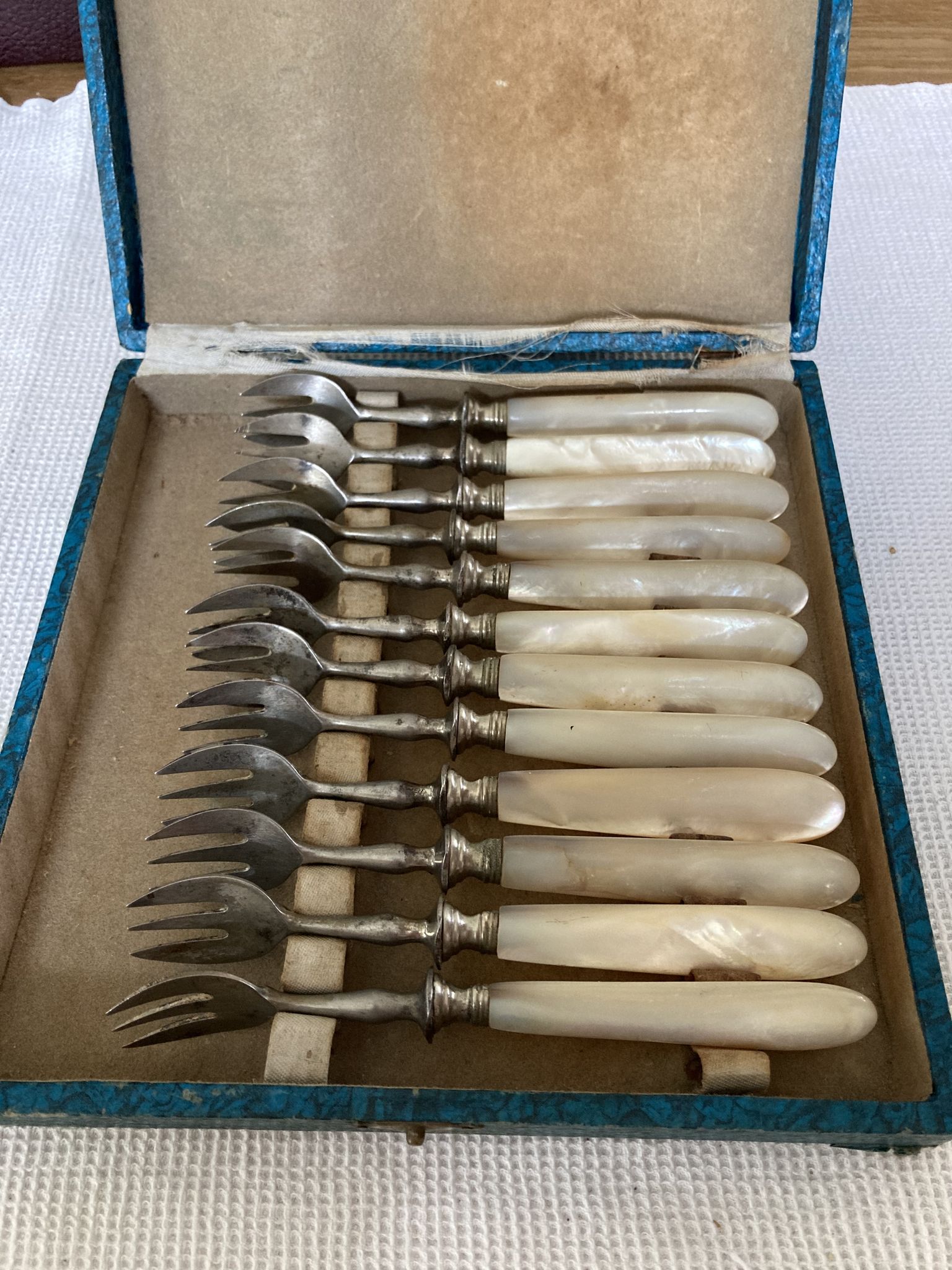 12 fourchettes à dessert en acier et nacre