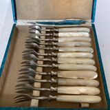 12 dessert forks in steel and mother-of-pearl