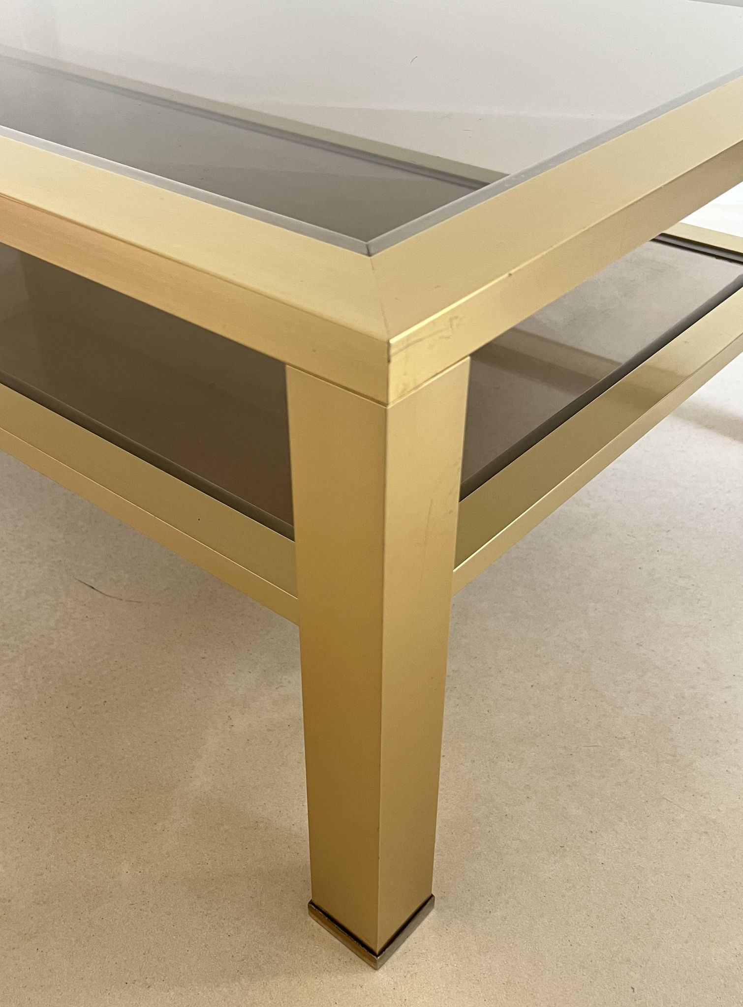 Table basse grand modèle en métal doré, France années 70