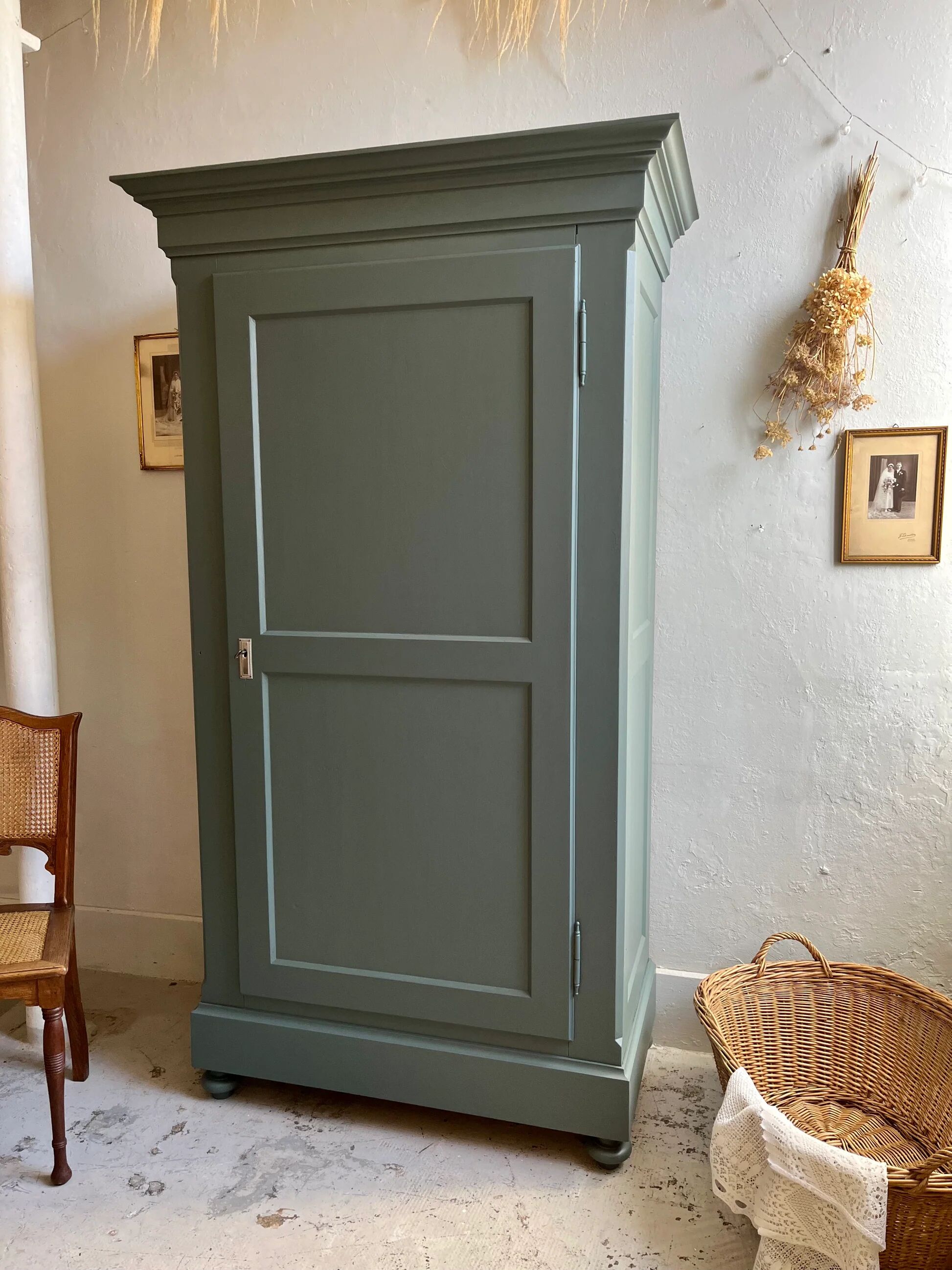 Antique bonnetière/wardrobe with one door