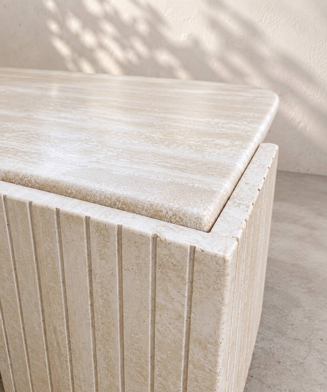 Grande table basse vintage en travertin – plateau sculptural –