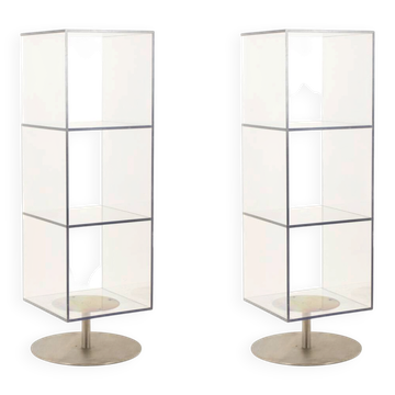 Paire d’étagères colonnes en plexiglass et métal brossé. Années 1970-80.