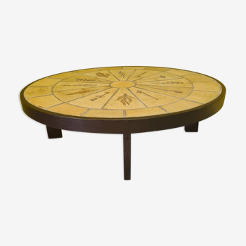 Table basse ovale Roger Capron avec carreaux de céramique et base en bois, vers les années 1960.
