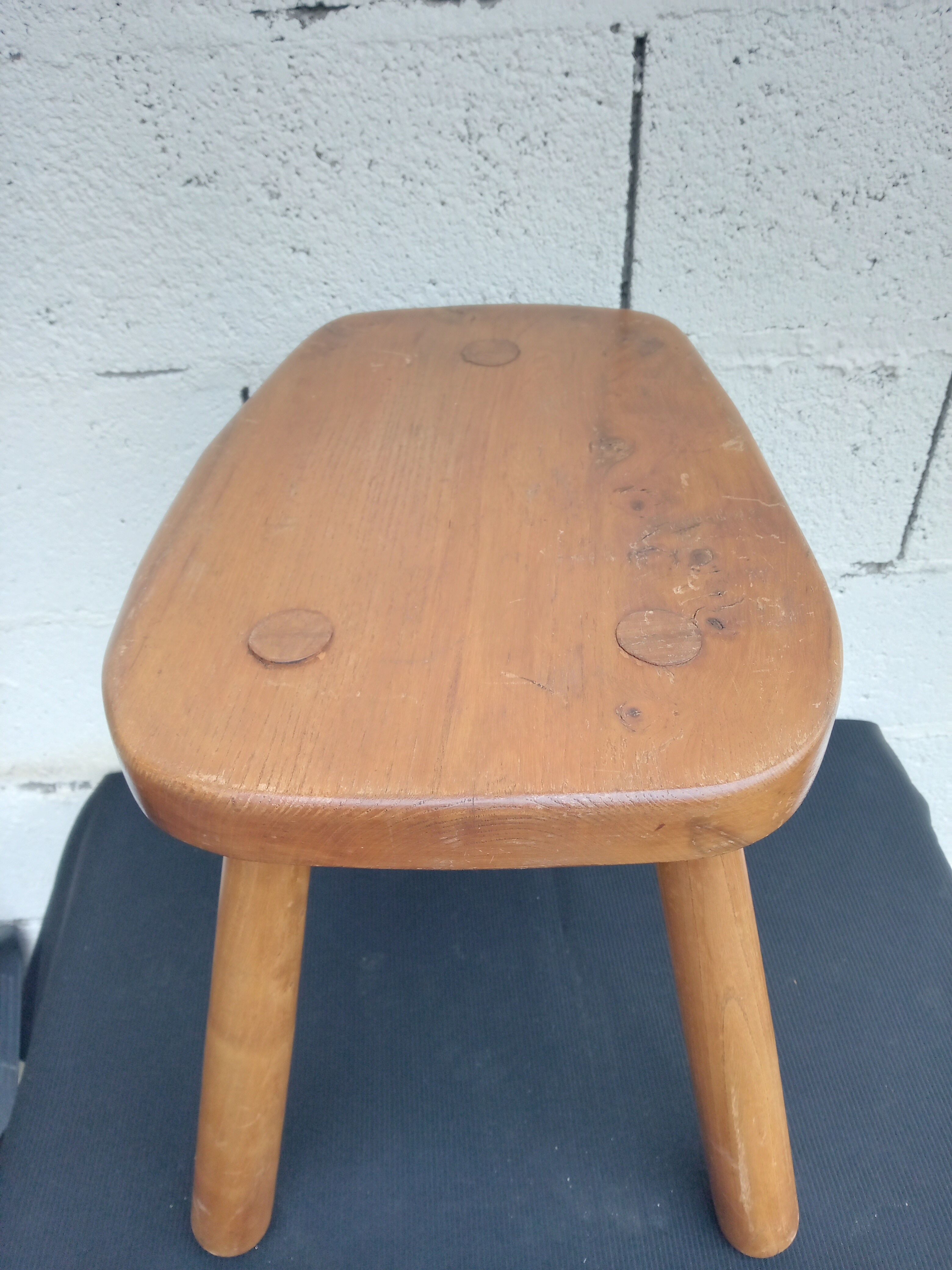 Tabouret de traite tripode brutaliste en frêne
