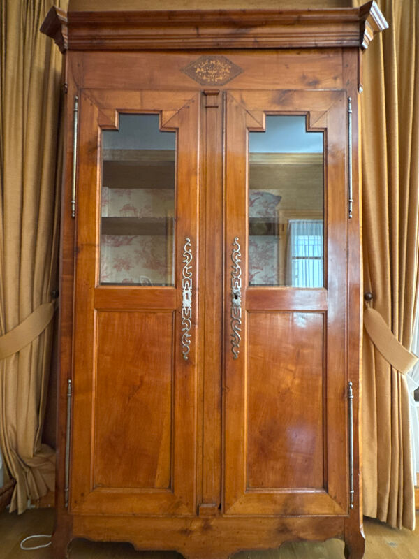 Armoire en noyer style transition Louis XV Louis XVI