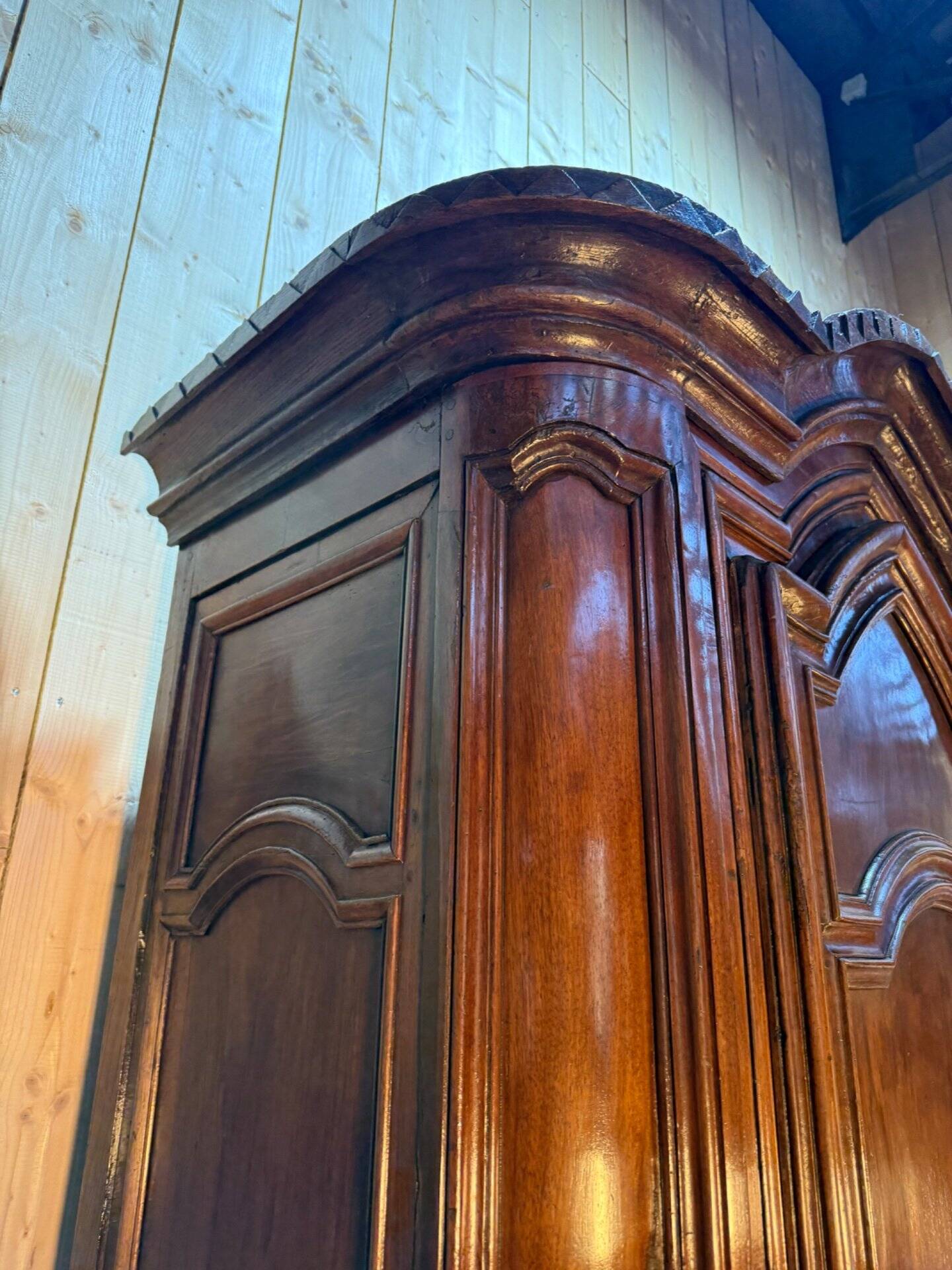 Armoire / Bonnetière d'époque Louis XIV