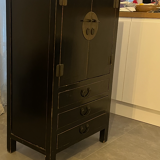 Armoire d’inspiration asiatique en bois laqué noir