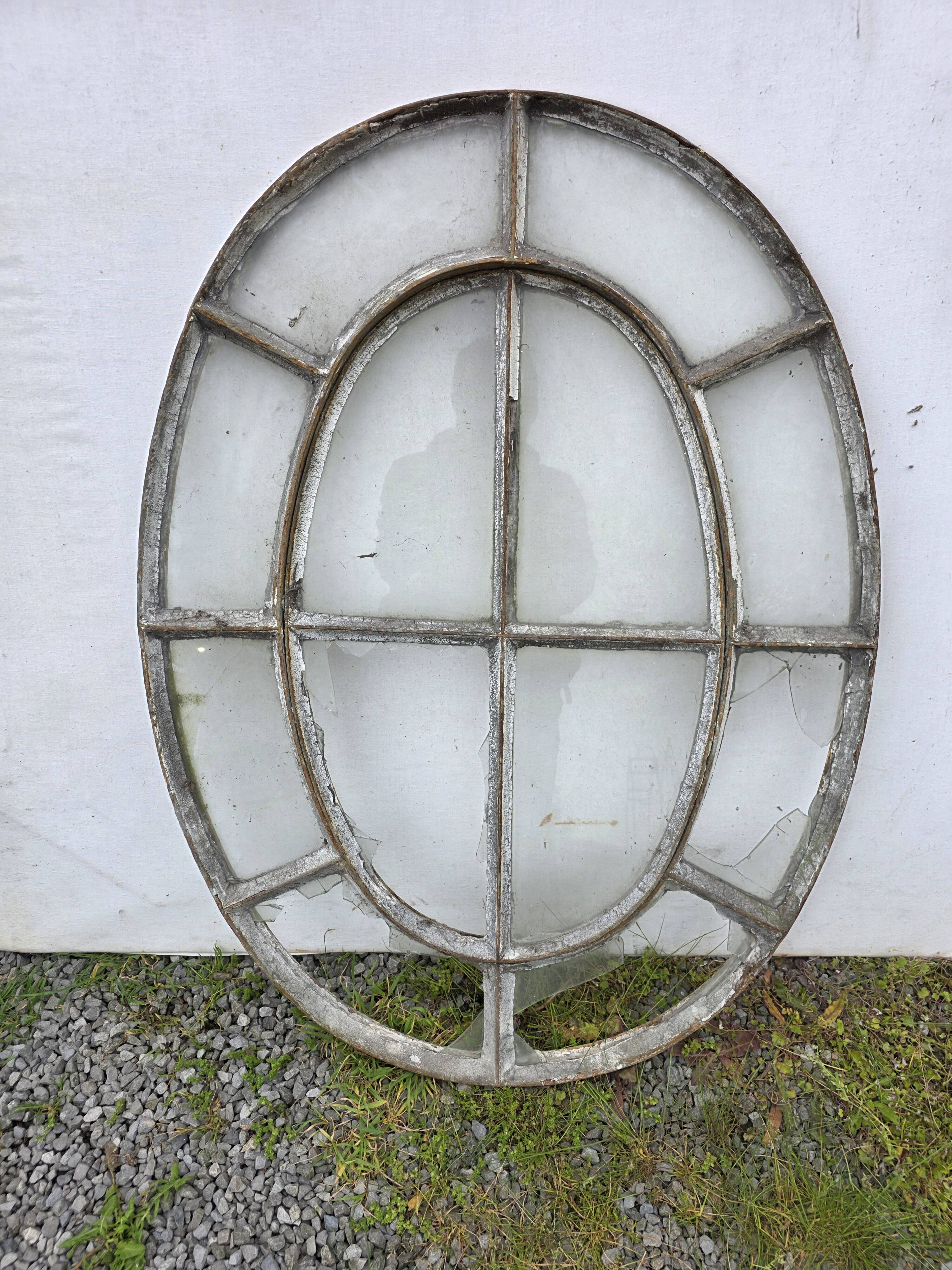 Bull's-eye window from the 19th century in iron (with opening).