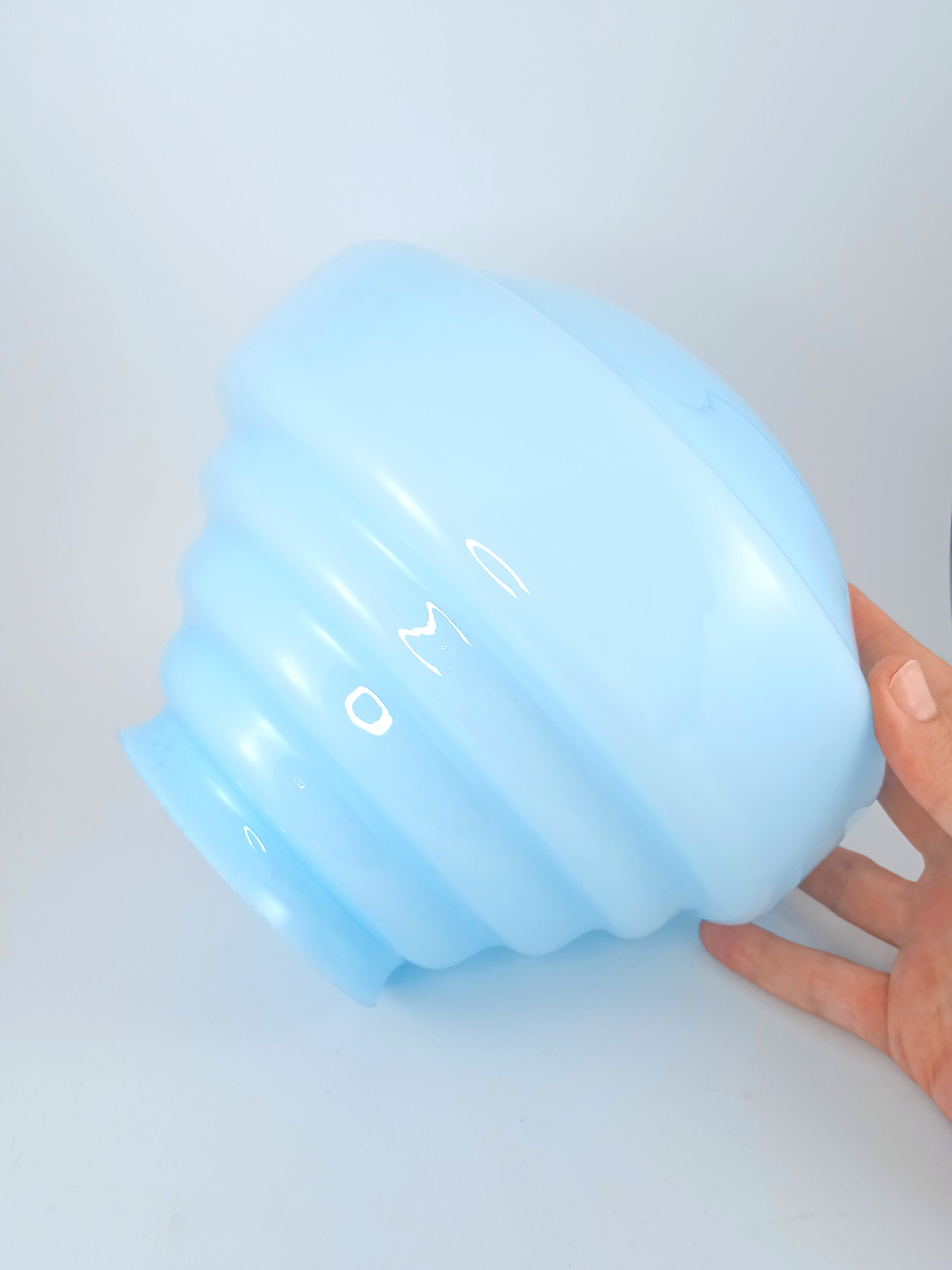 Suspension globe opaline bleu ciel vintage années 60