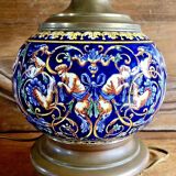 Ancienne Lampe à pétrole Gien Renaissance fond bleu XIX électrifiée