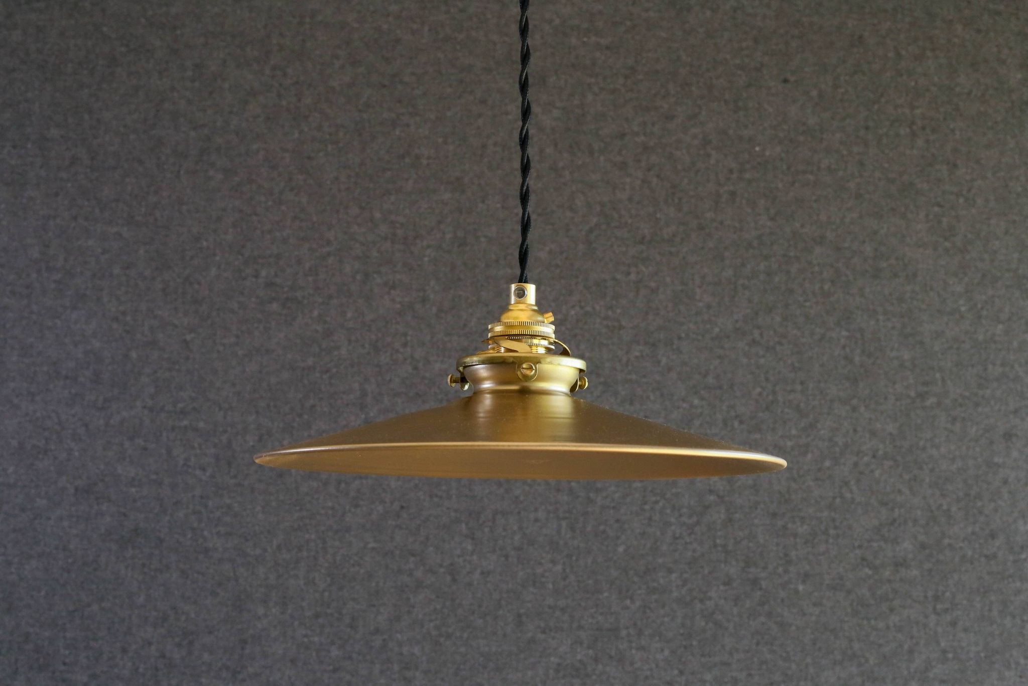 suspension opaline ancienne peinte en doré, livrée avec cable et douille neufs
