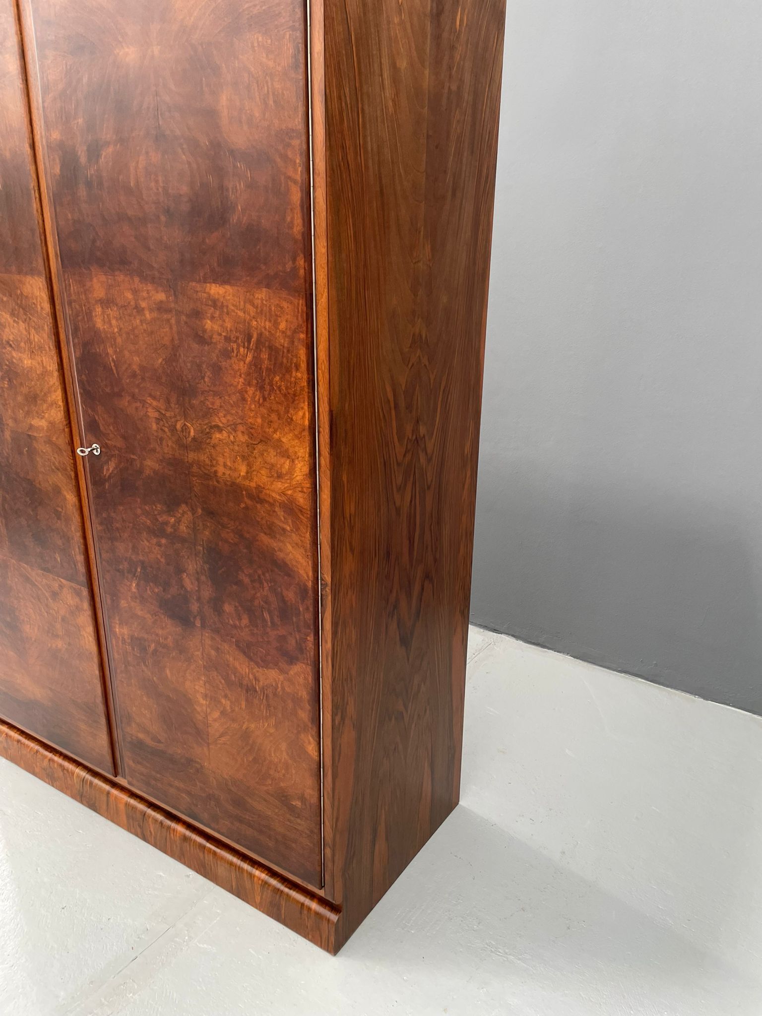 Armoire en placage de noyer restaurée d'influence Art Déco, années 1930