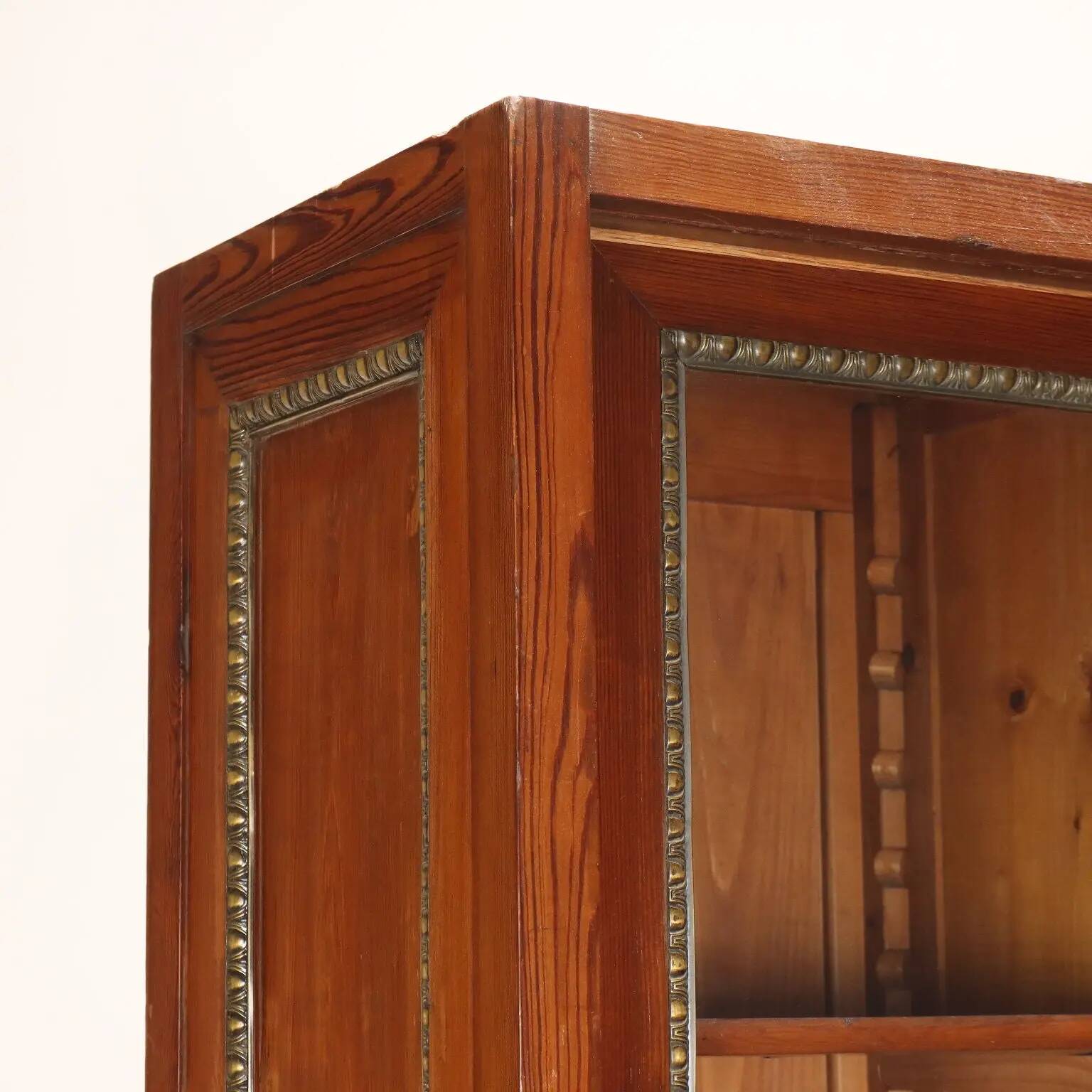 Buffet ancien en mélèze avec portes coulissantes en tôle, Italie, XXe siècle