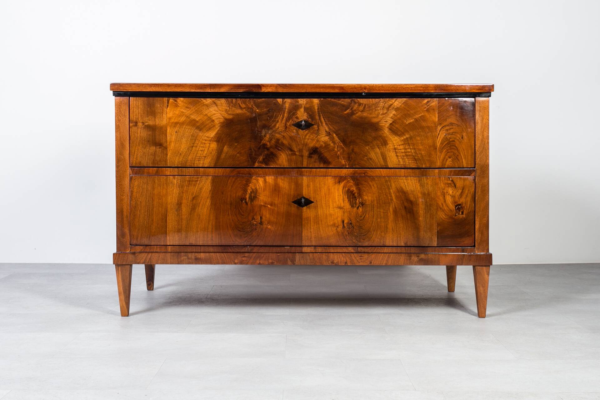 Commode allemande en noyer du XIXe siècle – Entièrement restaurée, vernis à l'ancienne