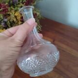 Glass carafe or vial with wave cap