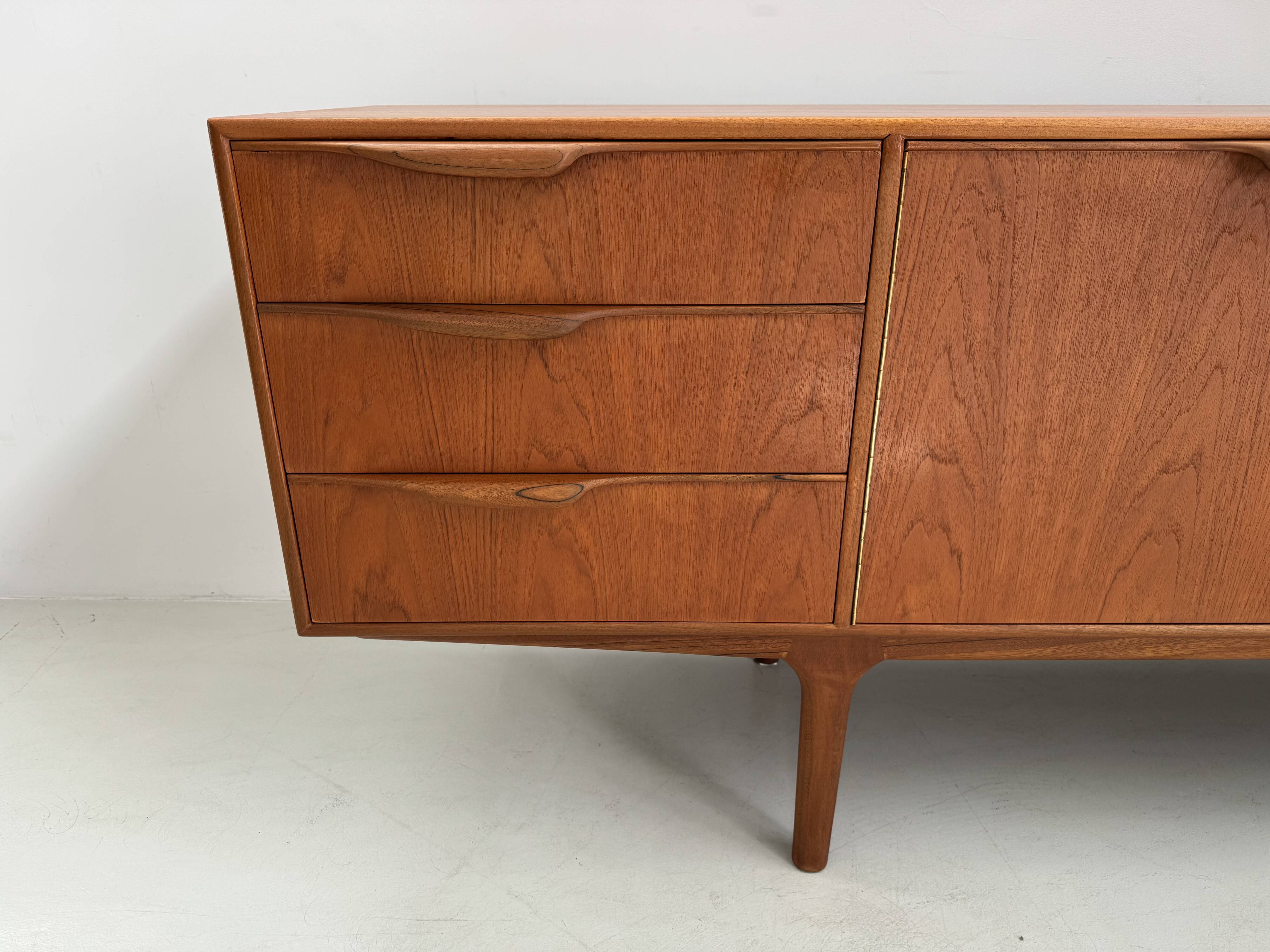 Buffet vintage par McIntosh, design de T. Robertson des années 1960.