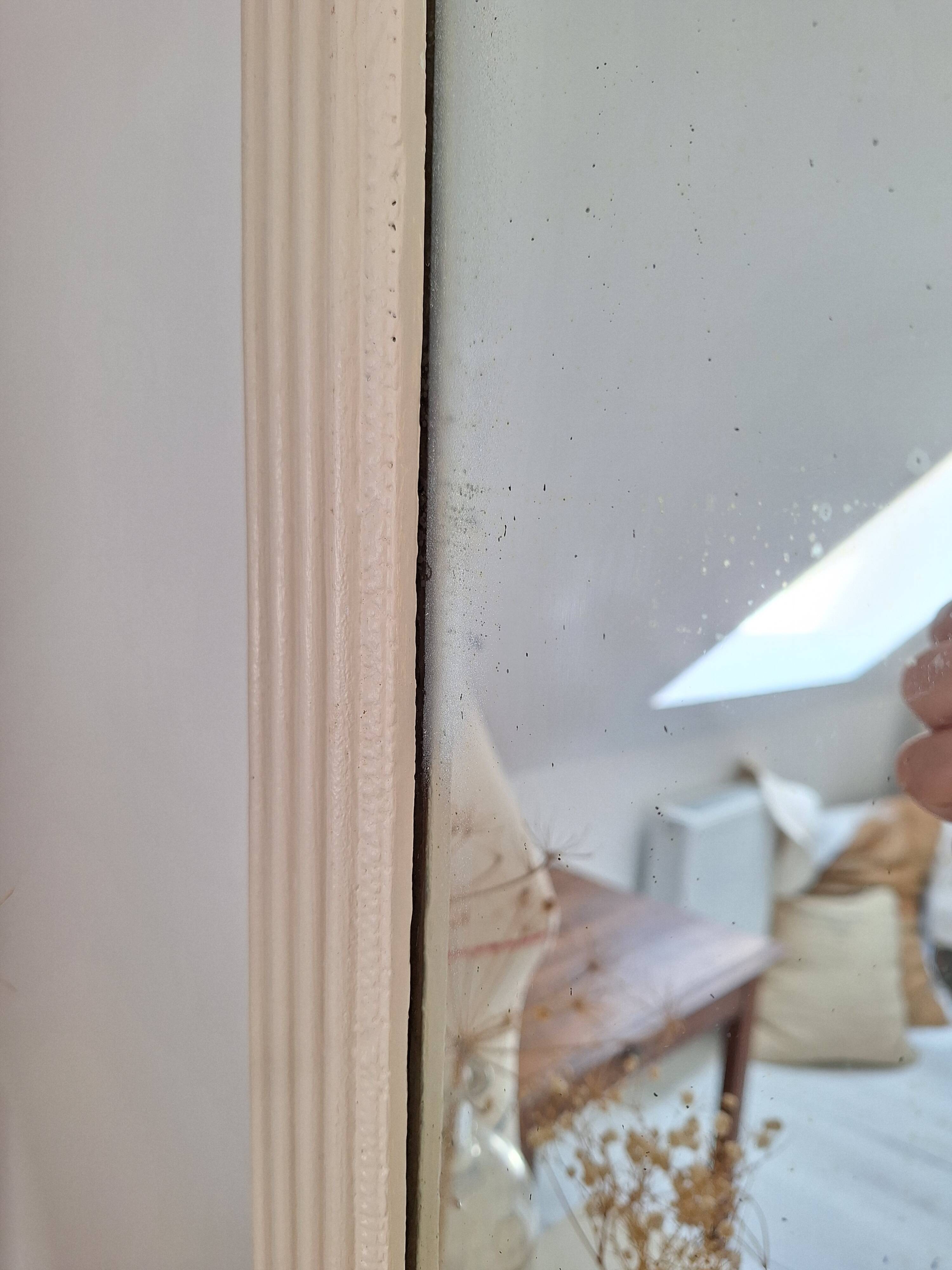 Miroir biseauté et mouluré beige