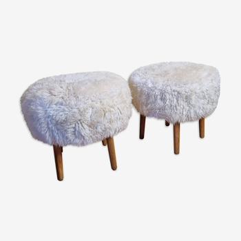 Paire de poufs de style scandinave recouverts de peau de mouton