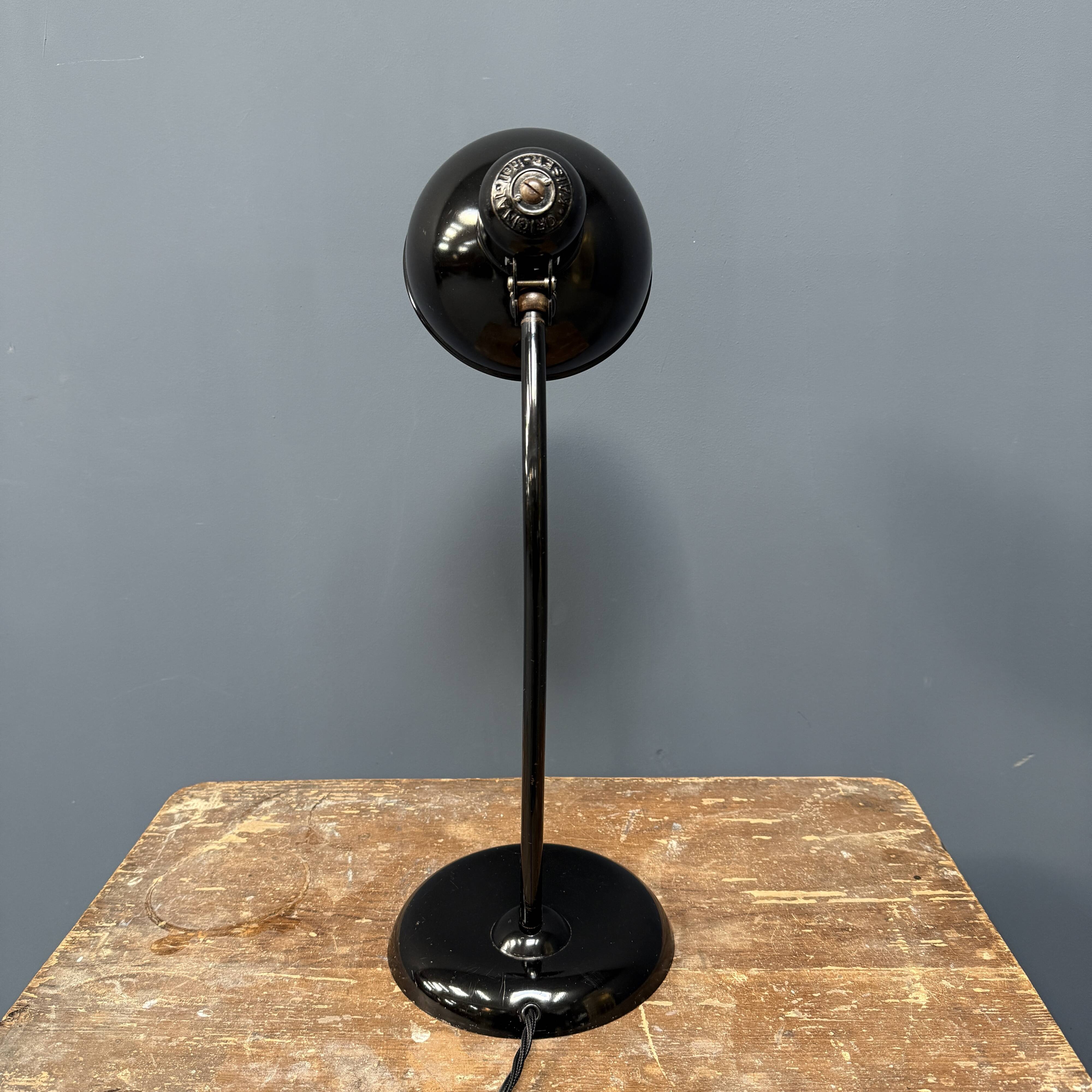 Lampe de bureau Bauhaus Kaiser Idell noire modèle 6556