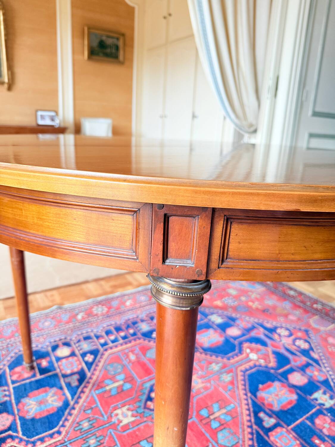 Louis XVI round table in solid wood – extendable to 210 cm – 2 extensions