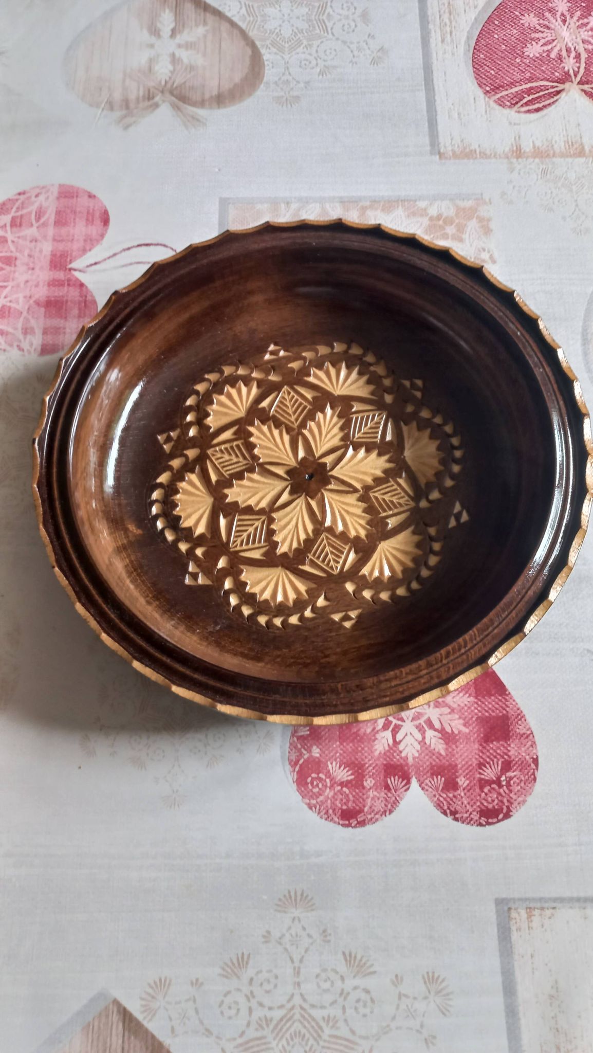 Assiette sculptée en bois