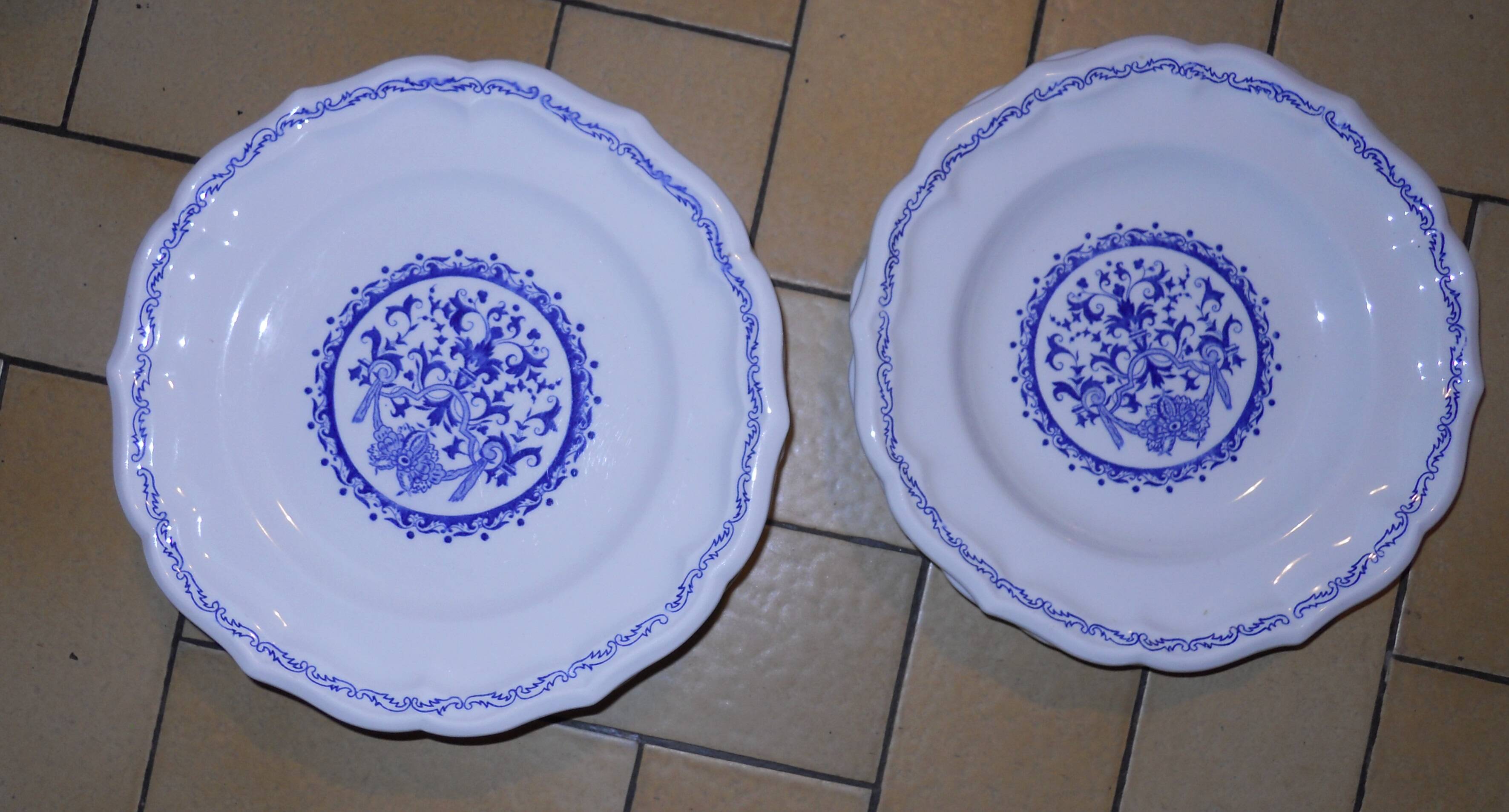 Service of 8 flat plates and 2 blue gien dishes