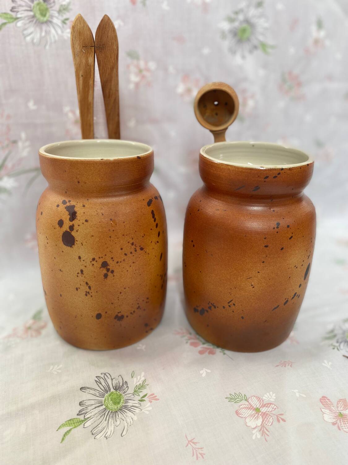 Condiment pot